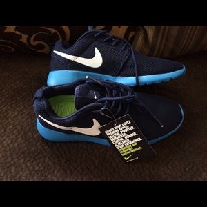 New Nike roshe size 6.5