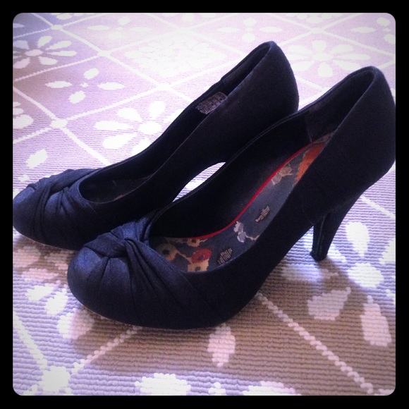 Black kitten heels!