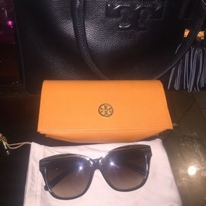 sALE!!Auth tory burch sunnies sold