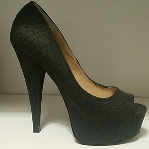Gorgeous Black Peep Toes Heels!