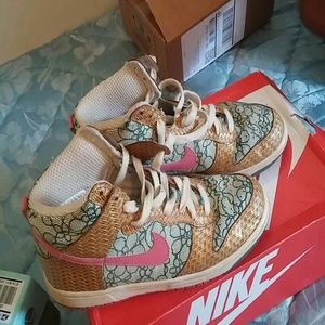Sz 9 Woman Nike dunks