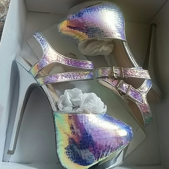 Shoedazzle Queenie Iridescent *price firm* - Picture 2 of 4