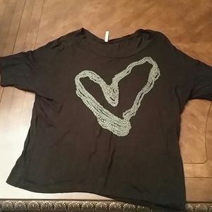 Short sleeve black shirt with green heart