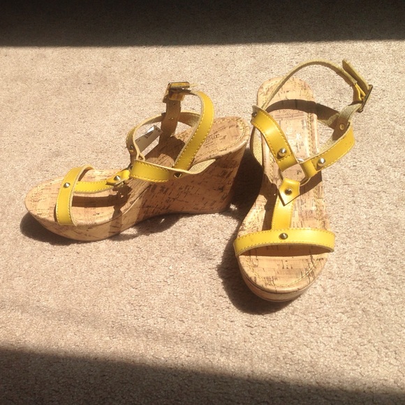 NWT Sz 7 fun summer wedge heel
