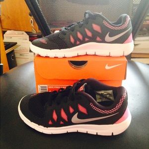 Nike free 5.0 (ps) size 1.5youth black and pink