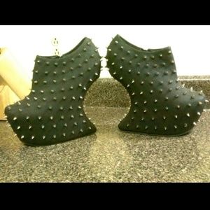 Spiked out heel less shoes
