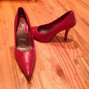 Red pointed pumps