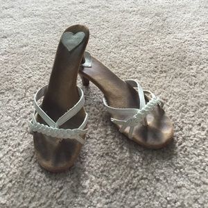 CLOSET CLEAN OUT SALE!! Pretty, petit white heels