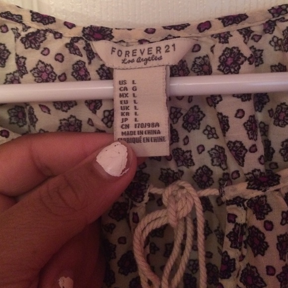 Beautiful flowy  blouse! In great condition! - Picture 2 of 2