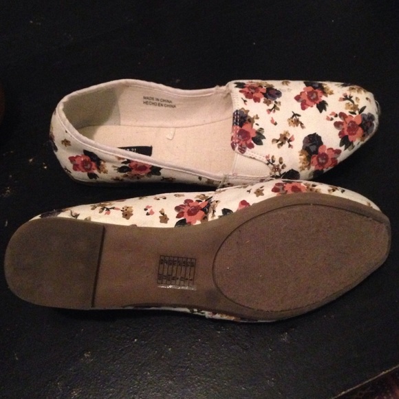 Floral flats/shoes - Picture 2 of 3
