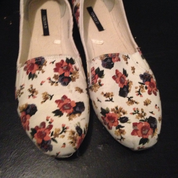 Floral flats/shoes - Picture 3 of 3
