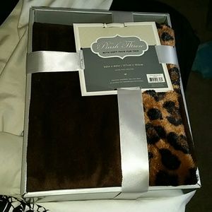 Plush throw w/ soft faux fur trim