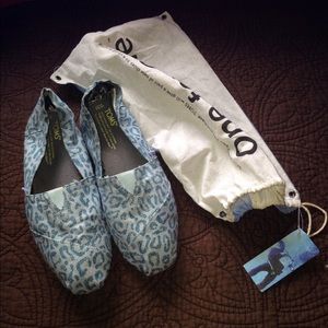 Blue leopard print toms