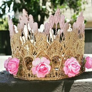 Gold crown with pink dipped tips!