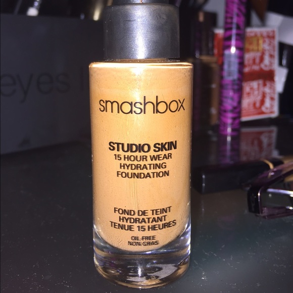 NC50 in MAC Studio Skin 15 Hr Hydrating Foundation
