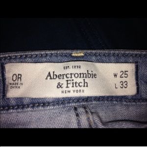 NEVER WORN SKINNY LIGHTWASH JEANS