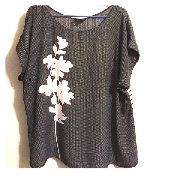 Black/white polka-dot top