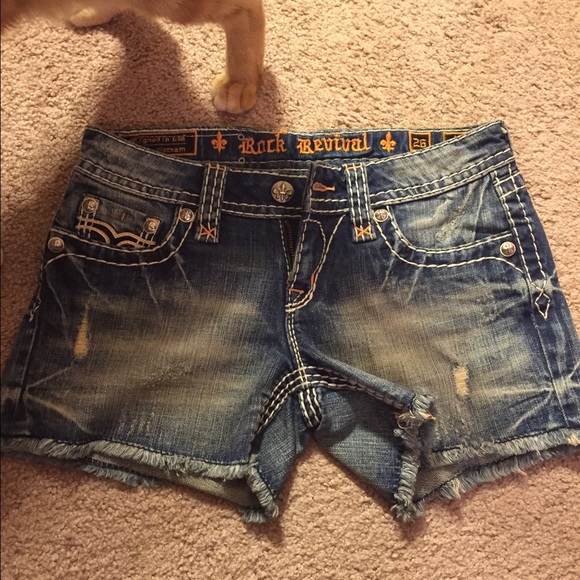 ***SOLD**** Rock Revival shorts! Sz 26