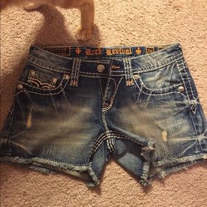 ***SOLD**** Rock Revival shorts! Sz 26