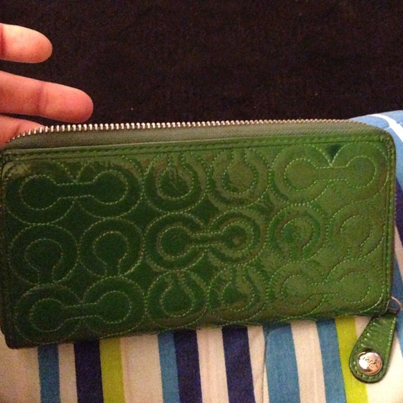 💚EUC Authentic Green Coach Accordion Wallet💚