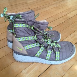 Nike Roshe Run Hi SneakerBoot (size 8)