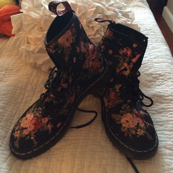 DR MARTEN'S floral boots size 10 (Brand new)
