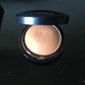 Mac dark mineralize skinfinish