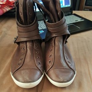 Converse Sz 8 Shoes NWOT