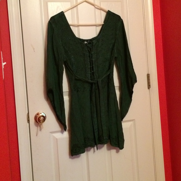 Green tunic with half sleeves angled