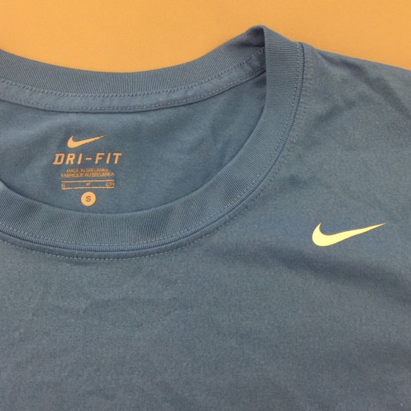 Nike Dri-Fit workout shirt - Picture 2 of 2