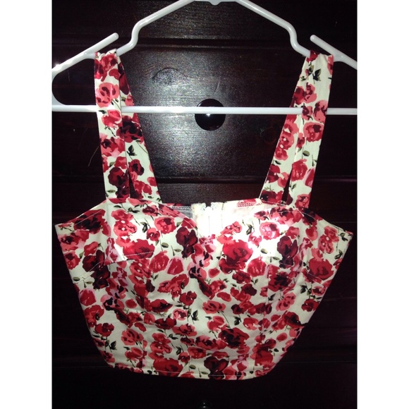 *SOLD ON VINTED* Flower Crop Top