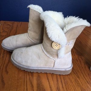 Uggs Bailey Button size 5