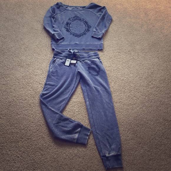 Guess lounge pants and top 😍💜