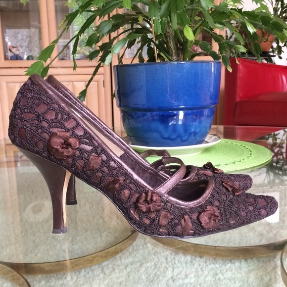 🎉 SALE 🎉 Tahari Heels Brown Lace