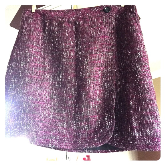 See tag picture for true color. Beautiful skirt.