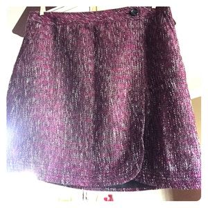 See tag picture for true color. Beautiful skirt.