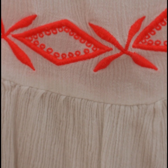 White crop top with neon pink detail - Picture 3 of 3