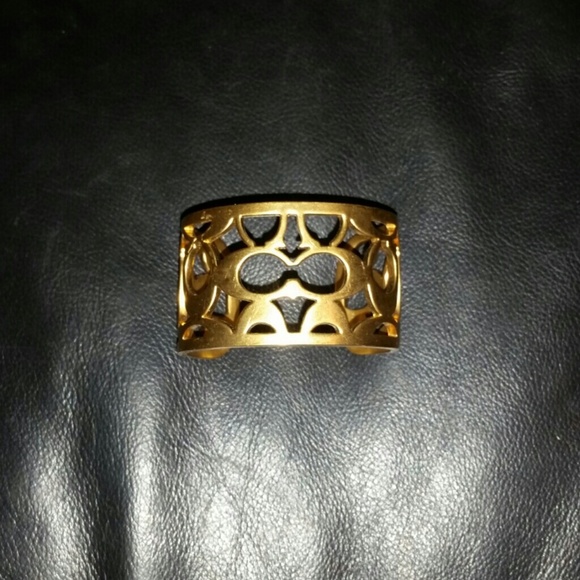 Coach cuff