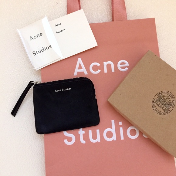 acne studios hang tag