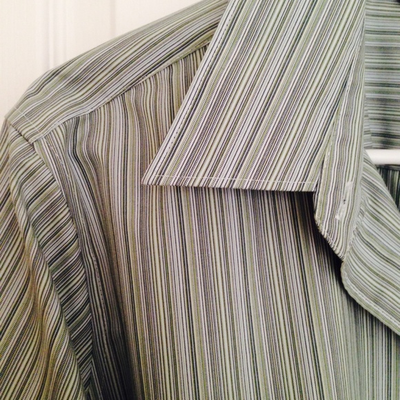 Eddie Bauer wrinkle resistant blouse in greens - Picture 2 of 4