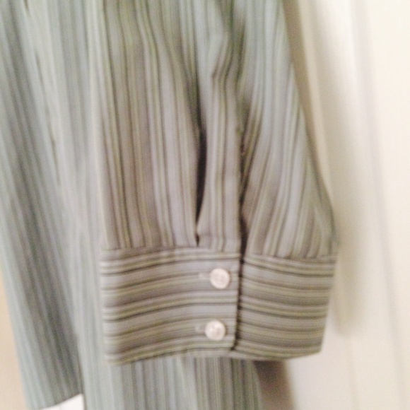 Eddie Bauer wrinkle resistant blouse in greens - Picture 3 of 4