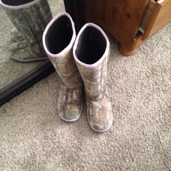 Air walk tall camo fuzzy boots