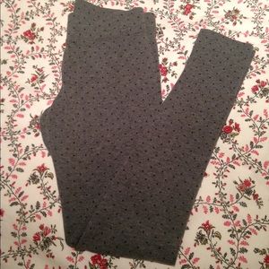 AE gray w/ black polka dot leggings