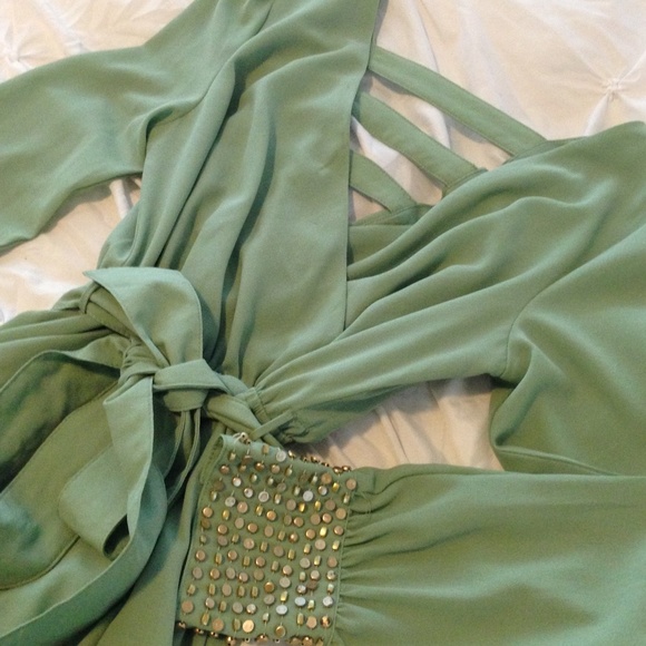 🚫SOLD🚫Deep plunging neck mint cage back dress - Picture 3 of 4