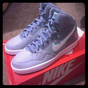 Wmns Son of Force Mid Top Shoes