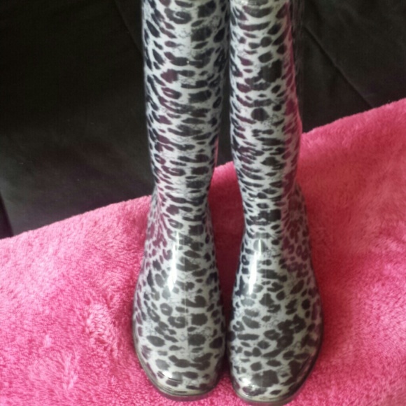 Black & gray leopard rain boots