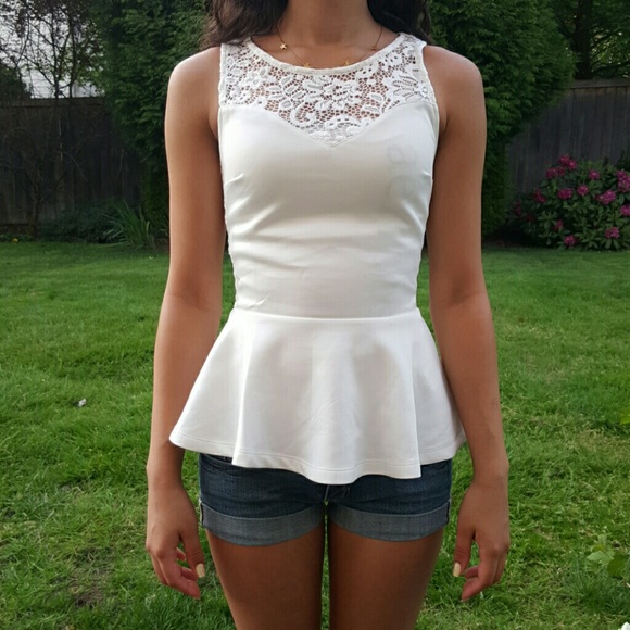 🙌 SOLD / H&M White Peplum Top with Lace Detailing