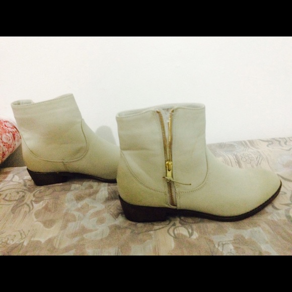 White-grey boots