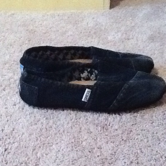 Super cute black toms!!