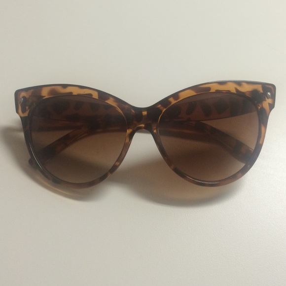 Cat eye sunnies